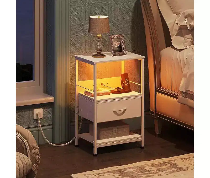 Table de chevet LED avec station de recharge, tiroir en tissu réglable, table d'appoint compacte de rangement à 3 niveaux pour chambre à coucher